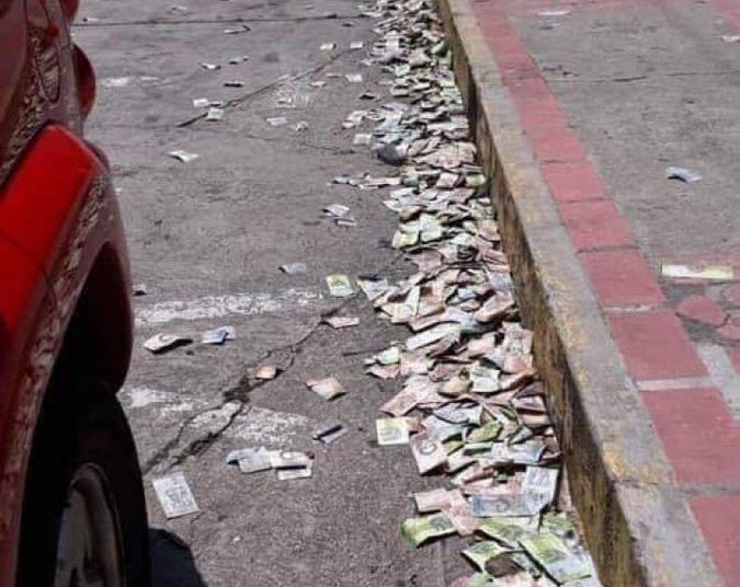 Billetes de bolívar venezolano tirados en el suelo
